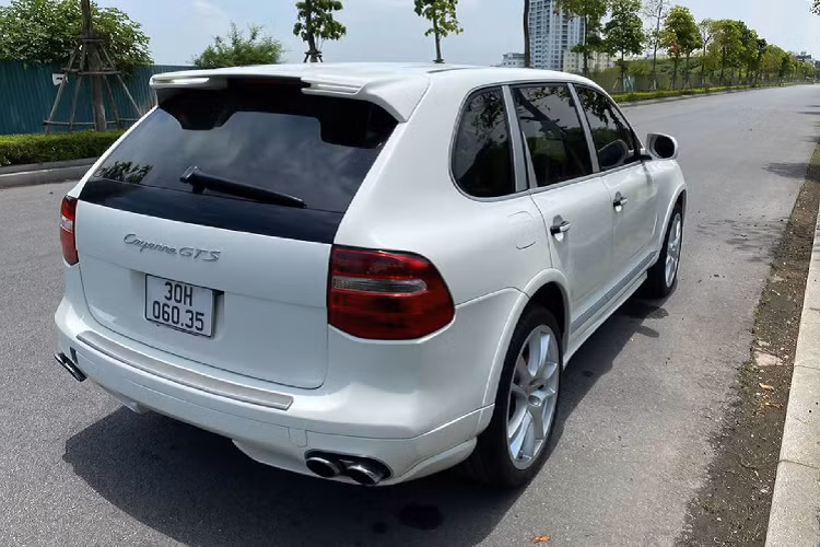 Cayenne GTS là một dòng SUV thiên hướng thể thao, xe sở hữu hệ thống lái chính xác và sự ổn định hàng đầu nhờ vào hệ thống kiểm soát khung gầm chủ động Porsche (PDCC) và hơn thế nữa. Thiết kế đẹp mắt, đậm phong cách thiết kế thể thao, an toàn và thương hiệu đẳng cấp. Porsche sẵn sàng mang đến trải nghiệm sử dụng, cảm giác lái thể thao, khả năng vận hành tuyệt vời cho người sử dụng, mà không có một mẫu xe mới nào trong tầm giá 1 tỷ đồng trên thị trường có thể sánh bằng.