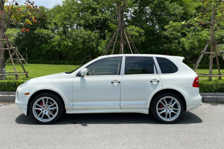 Nếu có chi phí mua xe rộng rãi, yêu thích thương hiệu xe Porsche thì Cayenne đời cũ là một lựa chọn có giá bán dễ tiếp cận. Dẫu vậy, không phải ai cũng có điều kiện để hỏi cưới “cô hoa hậu” một thời này.