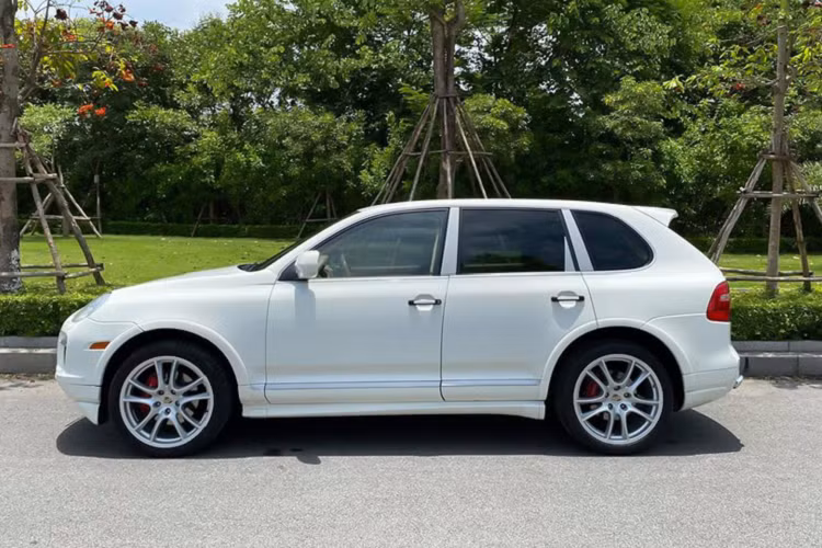 Nếu có chi phí mua xe rộng rãi, yêu thích thương hiệu xe Porsche thì Cayenne đời cũ là một lựa chọn có giá bán dễ tiếp cận. Dẫu vậy, không phải ai cũng có điều kiện để hỏi cưới “cô hoa hậu” một thời này.
