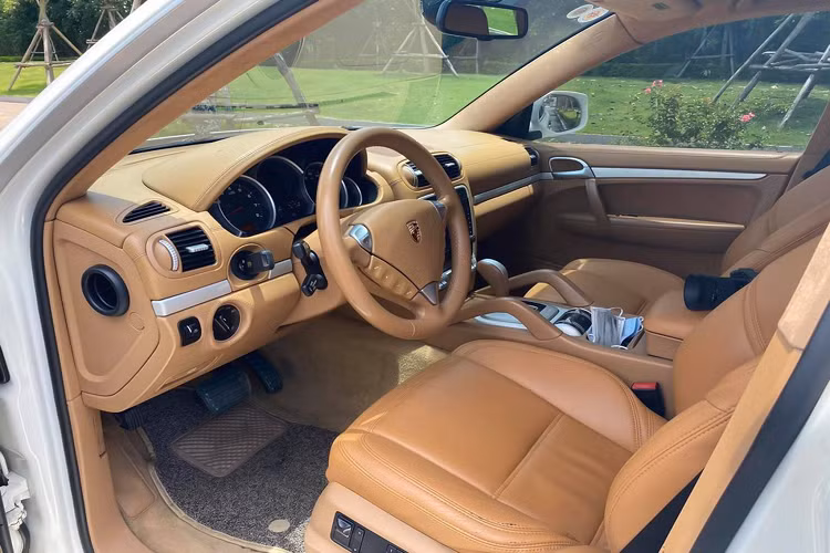 Mặc dù xe đời cũ, giá phụ tùng đã phần nào “hạ nhiệt”. Chính vì thế, để trải nghiệm trọn vẹn những giá trị mà các mẫu SUV này mang lại, người mua nên dành một khoản chi phí rộng rãi, dự trù cho việc bảo dưỡng thay thế phụ tùng cho xe.