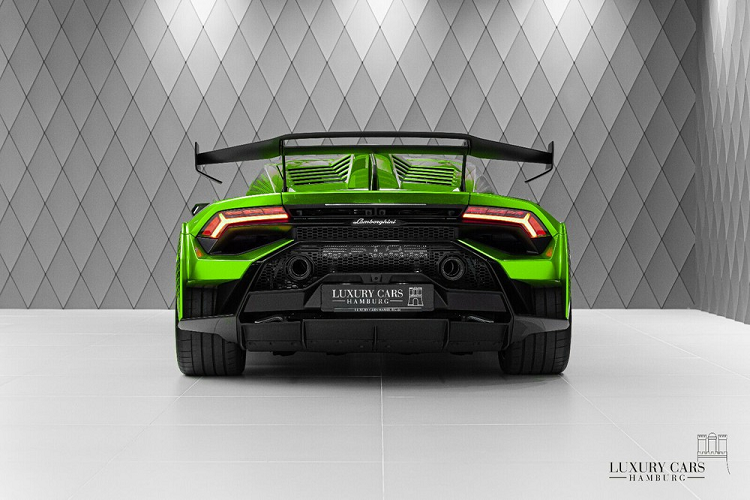 Mẫu xe này tập trung các công nghệ đường đua để khách hàng không chỉ thoải mái lái xe ở đường phố mà có thể tốt khi mang xe tham dự các cuộc đua. Ngoại hình xe Lamborghini Huracan STO gây ấn tượng mạnh với các chi tiết khỏe khoắn, xe có thêm 1 chìa khóa để mở nắp capô và khoang động cơ.