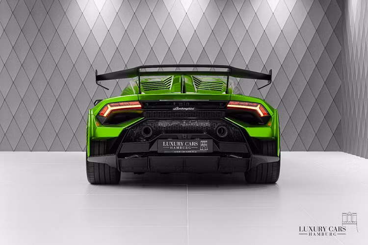 Mẫu xe này tập trung các công nghệ đường đua để khách hàng không chỉ thoải mái lái xe ở đường phố mà có thể tốt khi mang xe tham dự các cuộc đua. Ngoại hình xe Lamborghini Huracan STO gây ấn tượng mạnh với các chi tiết khỏe khoắn, xe có thêm 1 chìa khóa để mở nắp capô và khoang động cơ.