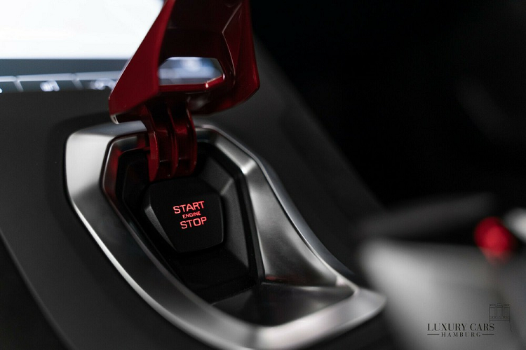 Bên trong khoang lái siêu xe Lamborghini Huracan STO "nhăm nhe" về Việt Nam có nội thất bọc da cao cấp với carbon và sọc màu xanh lá cây tạo điểm nhấn. Xe có bảng đồng hồ và màn hình giải trí hoàn toàn mới mang đến trải nghiệm lái cũng như tiện ích ấn tượng hơn cho người sử dụng.