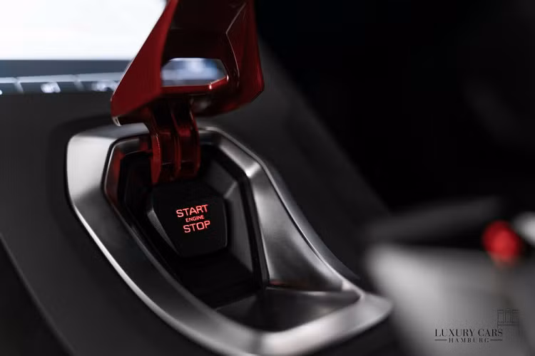 Bên trong khoang lái siêu xe Lamborghini Huracan STO "nhăm nhe" về Việt Nam có nội thất bọc da cao cấp với carbon và sọc màu xanh lá cây tạo điểm nhấn. Xe có bảng đồng hồ và màn hình giải trí hoàn toàn mới mang đến trải nghiệm lái cũng như tiện ích ấn tượng hơn cho người sử dụng.