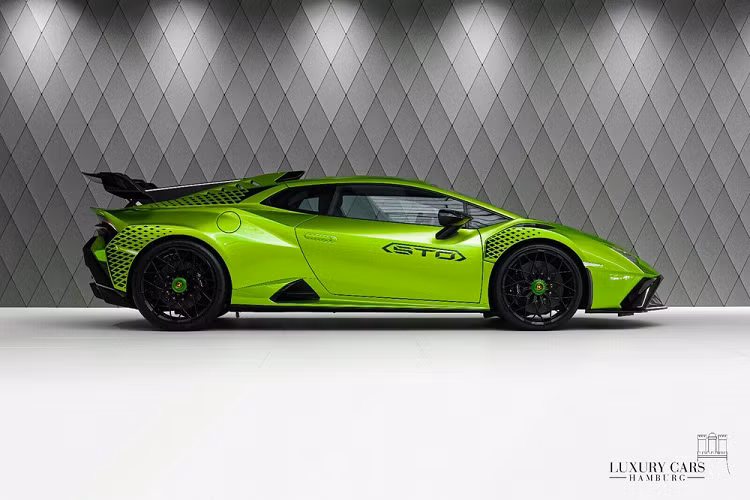 Trải nghiệm trên siêu xe Lamborghini Huracan STO cho thấy xe có 3 chế độ lái đặt tên hoàn toàn xa lạ với các mẫu xe cùng nhà, đầu tiên là STO mang đến cảm giác lái tốt nhất khi xe đi trên phố, tiếp theo đó là Trofeo tập trung vào các thông số để đua và cuối cùng là Pioggia giúp chủ nhân an tâm chạy xe dưới trời mưa.