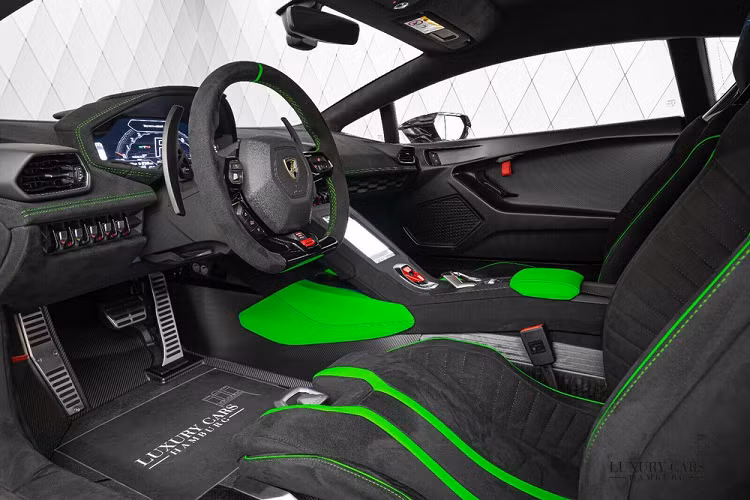 Được biết, chiếc siêu xe Lamborghini Huracan STO do người chuyên mua bán siêu xe đăng tải cho thấy, ngoại thất xe sơn màu xanh lá cây rất nổi bật với các chi tiết carbon và sơn đen cùng với điểm nhấn là viền trắng đẹp mắt. Xe được sản xuất từ tháng 7 năm 2021 nên gần như trong tình trạng mới tinh.