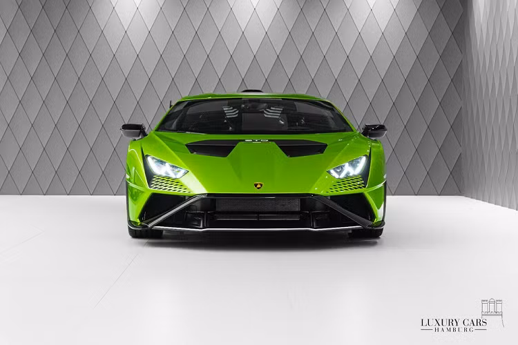 Lamborghini Huracan STO mau doc, hon 35 ty dong sap ve Viet Nam