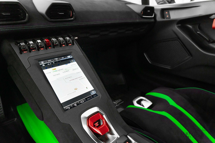 Đây là mức giá bán của xe tại thị trường nước ngoài, nếu đem xe Lamborghini Huracan STO về dải đất hình chữ S và ra biển số trắng cho xe, con số mà khách hàng Việt chi ra phải trên 35 tỷ đồng. Lamborghini Huracan STO là siêu xe hoàn toàn mới của hãng xe Ý.