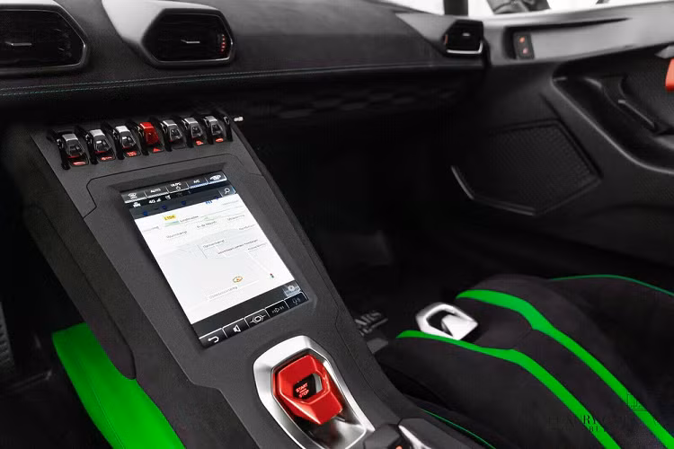 Đây là mức giá bán của xe tại thị trường nước ngoài, nếu đem xe Lamborghini Huracan STO về dải đất hình chữ S và ra biển số trắng cho xe, con số mà khách hàng Việt chi ra phải trên 35 tỷ đồng. Lamborghini Huracan STO là siêu xe hoàn toàn mới của hãng xe Ý.