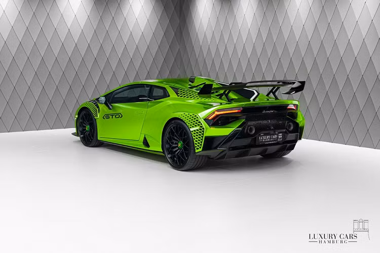 Sức mạnh của siêu xe Lamborghini Huracan STO vẫn đến từ khối động cơ V10, dung tích 5.2 lít, mang đến công suất tối đa 640 mã lực và mô-men xoắn cực đại 565 Nm tương tự như phiên bản Huracan EVO nhưng trải nghiệm lái, hệ thống treo được phát triển theo các mẫu xe đua. Lamborghini Huracan STO tăng tốc từ vị trí xuất phát lên 100 km/h chỉ trong thời gian 3 giây, trước khi lao đến tốc độ tối đa là 310 km/h.