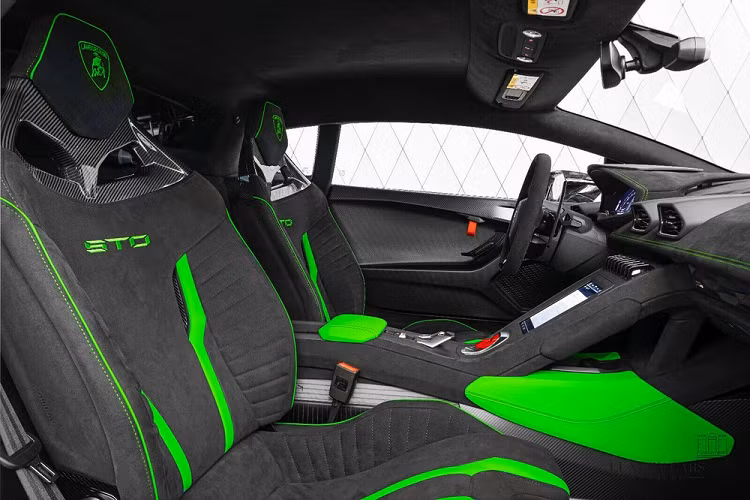 Mức giá để trải nghiệm siêu xe Lamborghini Huracan STO này ở thị trường Đức là 12,5 tỷ đồng nhưng nếu có đại gia Việt nào chốt mua, giá xe Lamborghini Huracan phiên bản STO này sau khi trừ đi 19% thuế xe chỉ còn lại 400.000 Euro, tương đương 10 tỷ đồng.