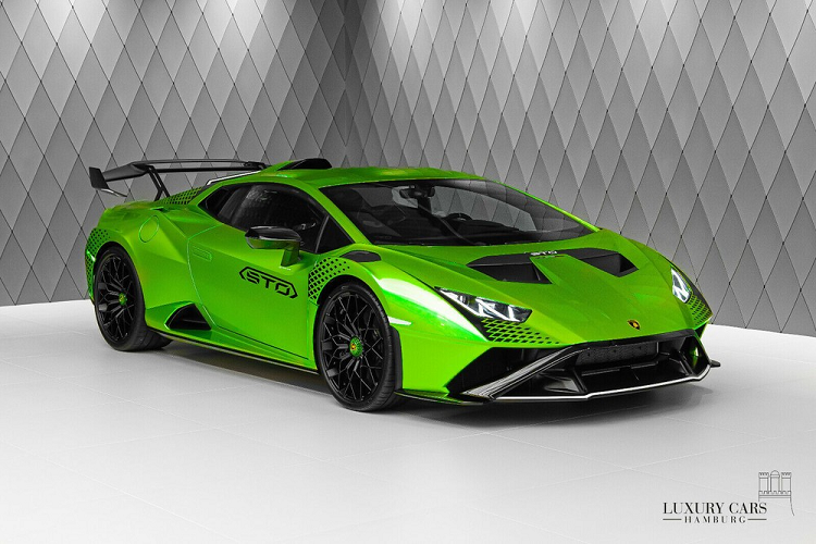 Để đáp ứng nhu cầu của các khách hàng trong nước, một người chuyên nhập khẩu siêu xe ở Hà Nội đã chia sẻ việc có hàng sẵn xe Lamborghini Huracan STO màu độc ở thị trường nước ngoài, đại gia Việt nào ưng sẽ mang ngay về nước và đã có khách đang xem xét.