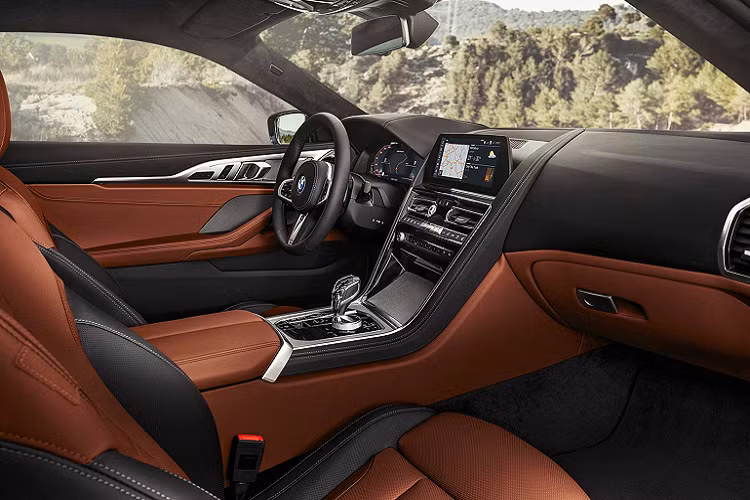 Bên ngoài, BMW 8-Series dùng cụm đèn pha LED thích ứng với công nghệ BMW Laserlight, cung cấp khoảng chiếu sáng 600 m, và đèn hậu LED thanh mảnh. Vì nhập khẩu từ Mỹ nên chiếc BMW 840i Coupe tại Việt Nam có đèn định vị màu cam hai bên. Chưa hết, chiếc BMW 8-Series này còn có gói trang bị M Sport, bao gồm cản trước, cản sau hầm hố hơn, bộ mâm lớn và phanh hiệu suất cao. Cụ thể, bộ mâm theo xe là loại 5 chấu kép, có kích thước lên đến 20 inch.