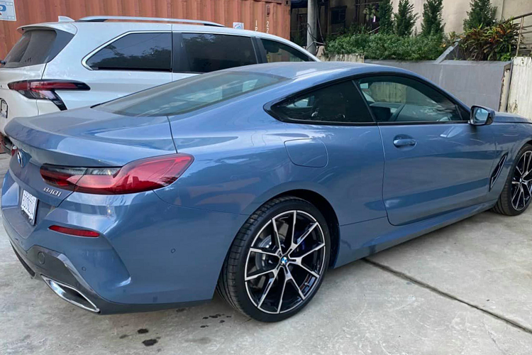 "Tiền nào, của nấy", BMW 840i Coupe thế hệ mới cũng có nhiều trang bị hiện đại và công nghệ cao như bảng đồng hồ kỹ thuật số với kích thước 10,3 inch sau vô lăng, màn hình thông tin giải trí 12,3 inch đặt ở trung tâm cabin, sạc điện thoại không dây hay hệ thống âm thanh vòm sử dụng loa Diamond của Bowers &amp; Wilkins.