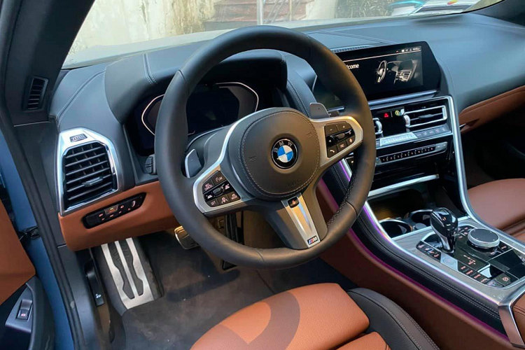 BMW 8-Series sở hữu những đường nét khác biệt so với người anh em 7-Series với cụm đèn LED trước tách rời khỏi lưới tản nhiệt. Mẫu xe này cũng không dùng lưới tản nhiệt khổng lồ theo phong cách của những chiếc BMW trình làng gần đây.