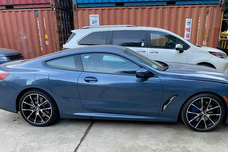 Rất nhanh sau đó, chiếc BMW 840i Coupe 2021 mới này đã được chủ nhân đón về với mức giá bán bị giữ kín. Tuy nhiên, theo phỏng đoán, chi phí mua và hoàn tất các thủ tục pháp lý của chiếc xe là khoảng 8 tỷ đồng. Theo chủ xe, anh đã có ý định đặt xe chính hãng từ nhà phân phối BMW Việt Nam nhưng không được nên đành phải mua qua đại lý tư nhân.