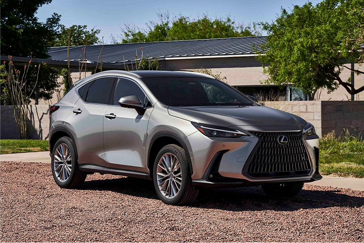 Ở thế hệ mới, mẫu xe crossover Lexus NX vẫn có kiểu dáng nhỏ gọn nhưng các đường nét được trau chuốt hơn. Xe này có nhiều đường gân nổi hơn thế hệ hiện tại nhưng lại ít đi các chi tiết góc cạnh. Thiết kế này giúp NX thế hệ mới trông khỏe khoắn và lịch lãm hơn thế hệ trước.