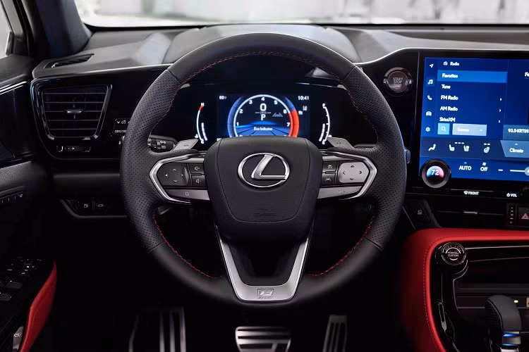 Về an toàn, NX 2022 được trang bị gói Lexus Safety System+ 3.0 mới nhất. Gói an toàn này bao gồm đèn thông minh, nhận diện biển báo, hỗ trợ giữ làn, cảnh báo va chạm trước có thể phát hiện phương tiện đang đến gần, kiểm soát hành trình bằng radar thích ứng theo đường cong...