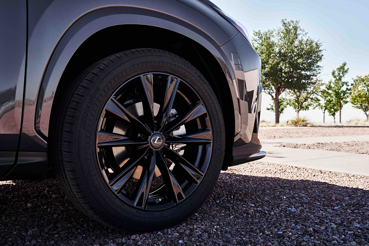 NX 350h 2020 sử dụng động cơ 2.5L kết hợp với motor điện phía sau và hệ dẫn động 4 bánh. Hệ động cơ này cho ra tổng công suất 239 mã lực, mạnh hơn 20%so với động cơ của bản hybrid đời trước.