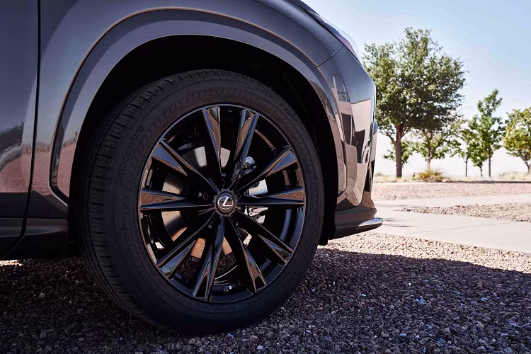 NX 350h 2020 sử dụng động cơ 2.5L kết hợp với motor điện phía sau và hệ dẫn động 4 bánh. Hệ động cơ này cho ra tổng công suất 239 mã lực, mạnh hơn 20%so với động cơ của bản hybrid đời trước.