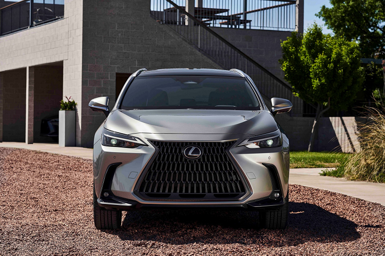 Ở đời 2022, Lexus NX được xem như bản nâng gầm của mẫu sedan IS. Chiếc SUV vẫn giữ lưới tản nhiệt hình con suốt đặc trưng nhưng các nan hình chữ U mới cho các nhìn 3D sắc sảo hơn.