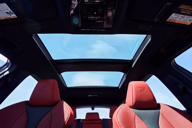 Bên cạnh đó, Lexus NX 2022 còn có bộ ghế sưởi là trang bị tiêu chuẩn, cửa sổ trời toàn cảnh, gương hậu kỹ thuật số, màn hình HUD 10 inch, sạc điện thoại không dây. Hệ thống đèn nền nội thất trên NX thế hệ mới có thể chiếu sáng theo 14 chủ đề như rừng mưa, thác nước hay hoàng hôn...