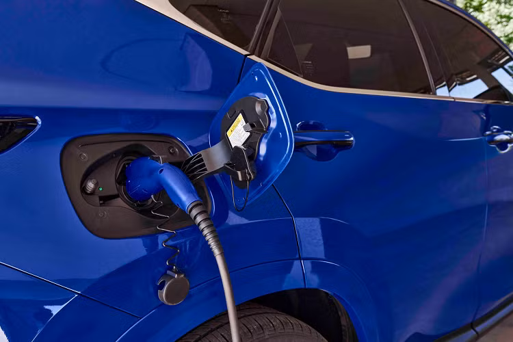 Thay đổi lớn nhất là NX 2022 có thêm bản NX 450h+, sử dụng động cơ hybrid cắm sạc - lần đầu xuất hiện trên một mẫu xe của Lexus. Bản này gồm động cơ xăng 2.5L, động cơ điện đặt sau và gói pin lithium-ion. Toàn bộ hệ truyền động này được chia sẻ từ Toyota RAV4 Prime.