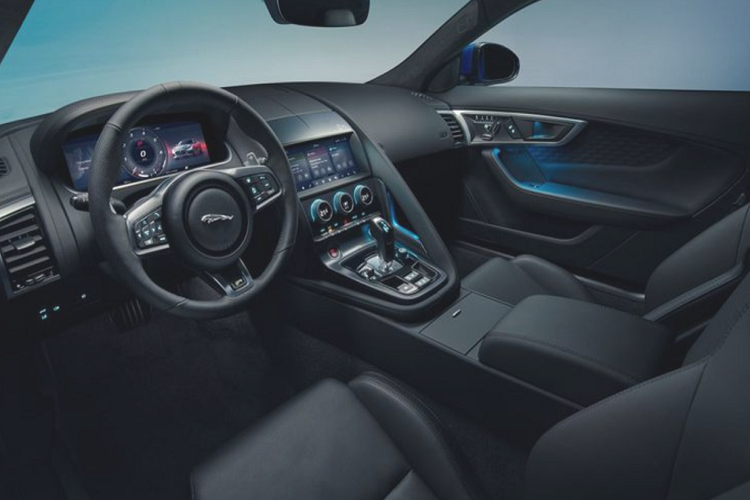 Xe được trang bị sẵn cửa sổ trời toàn cảnh, điều hòa 2 vùng độc lập, sưởi vô-lăng và sưởi kính chắn gió… Jaguar tuyên bố danh sách bộ phụ kiện tiêu chuẩn cho Reims Edition giúp khách hàng tiết kiệm tới 5.050 USD (khoảng 116 triệu đồng).