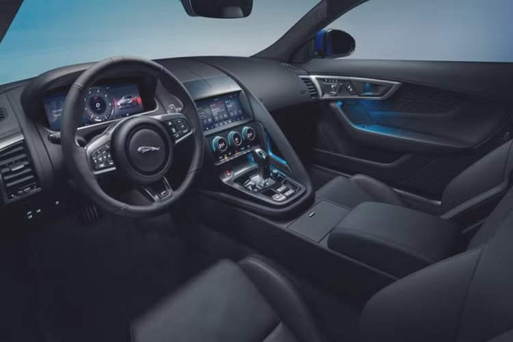 Xe được trang bị sẵn cửa sổ trời toàn cảnh, điều hòa 2 vùng độc lập, sưởi vô-lăng và sưởi kính chắn gió… Jaguar tuyên bố danh sách bộ phụ kiện tiêu chuẩn cho Reims Edition giúp khách hàng tiết kiệm tới 5.050 USD (khoảng 116 triệu đồng).