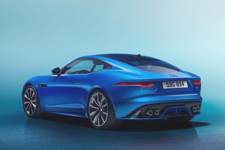 Bên trong, mẫu xe Jaguar F-Type Reims Edition giới hạn cũng đi kèm gói Black Pack với ghế ngồi bọc da Ebony, công tắc cửa, tay nắm cửa, cụm đồng hồ và một số chi tiết khác được sơn đen bóng.