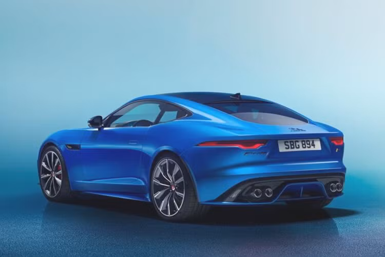 Bên trong, mẫu xe Jaguar F-Type Reims Edition giới hạn cũng đi kèm gói Black Pack với ghế ngồi bọc da Ebony, công tắc cửa, tay nắm cửa, cụm đồng hồ và một số chi tiết khác được sơn đen bóng.