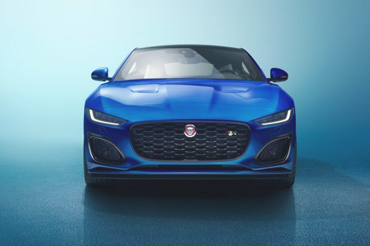 F-Type Reims Edition bao gồm 2 biến thể động cơ P300 và P450, với phiên bản P300 xe được trang bị động cơ tăng áp 4 xi-lanh 2.0 lít, sản sinh công suất 300 mã lực và mô-men xoắn 400Nm. Tăng tốc từ 0-100 km/h trong vòng 5.4 giây và tốc độ tối đa đạt 250km/h. Còn với phiên bản P450, xe dùng động cơ V8 5.0 lít cho công suất 450 mã lực và mô-men xoắn cực đại 580Nm. Tăng tốc từ vị trí đứng yên lên 100 km/h trong vòng 4,4 giây và tốc độ tối đa đạt 285 km/h.