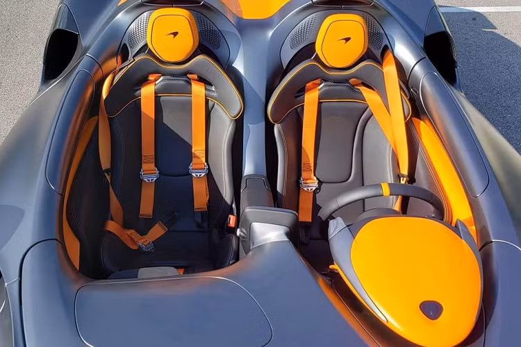 Dòng siêu xe Elva của hãng xe McLaren được ra mắt vào năm ngoái và nhanh chóng thu hút sự quan tâm của các đại gia trên thế giới với thiết kế không có kính chắn gió, không mui cũng như cửa sổ và kính phía sau. Ngoài ra, McLaren Elva chính là siêu xe nhẹ nhất của hãng xe Anh quốc này khi chỉ có cân nặng dưới 1,3 tấn. Đáng quan tâm hơn là việc số lượng sản xuất của xe McLaren Elva liên tục bị thay đổi, ban đầu, hãng McLaren cho biết sẽ cho ra đời tổng cộng 399.