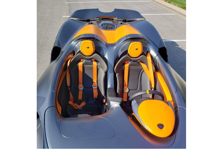 Những hình ảnh do 1 người chuyên mua bán siêu xe ở TP. HCM chia sẻ cho thấy, chiếc xe McLaren Elva này sở hữu màu sơn rất đẹp với bộ áo đen nhám cùng các sọc màu cam và do xe không có kính chắn gió cũng như mui xe nên để lộ ra nội thất phủ trong sắc cam nổi bật.