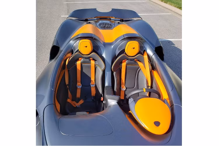 Những hình ảnh do 1 người chuyên mua bán siêu xe ở TP. HCM chia sẻ cho thấy, chiếc xe McLaren Elva này sở hữu màu sơn rất đẹp với bộ áo đen nhám cùng các sọc màu cam và do xe không có kính chắn gió cũng như mui xe nên để lộ ra nội thất phủ trong sắc cam nổi bật.