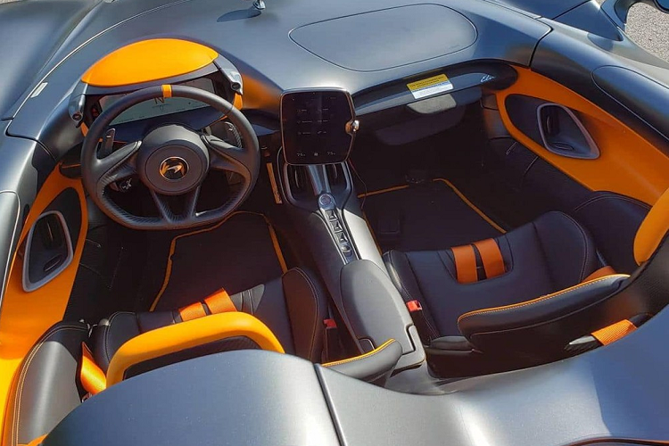 Tuy nhiên, sau đó McLaren đã thông tin đến giới truyền thông rằng chỉ sản xuất 299 chiếc xe Elva, tức giảm 100 chiếc so với công bố ban đầu. Đến hiện tại, hãng siêu xe Anh quốc cho biết chỉ tạo ra đúng 149 chiếc siêu xe McLaren Elva trên toàn thế giới dành cho các khách hàng để tạo sự độc lạ cũng như mang tính sưu tầm cao hơn. Sau 1 năm ra mắt dòng siêu xe McLaren Elva 4 không là không kính chắn gió phía trước và sau, không cửa sổ và không mui, mẫu xe này đã được bớt đi 1 không khi chính thức sở hữu kính chắn gió phía trước.