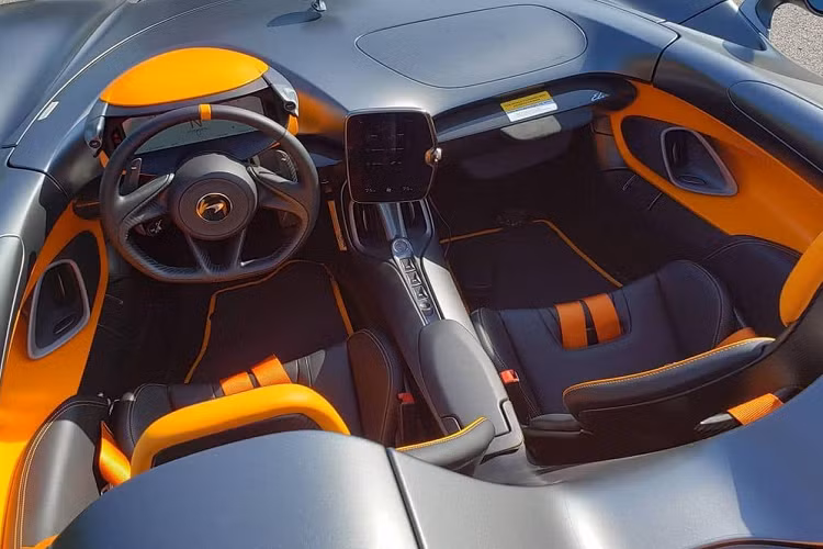 Tuy nhiên, sau đó McLaren đã thông tin đến giới truyền thông rằng chỉ sản xuất 299 chiếc xe Elva, tức giảm 100 chiếc so với công bố ban đầu. Đến hiện tại, hãng siêu xe Anh quốc cho biết chỉ tạo ra đúng 149 chiếc siêu xe McLaren Elva trên toàn thế giới dành cho các khách hàng để tạo sự độc lạ cũng như mang tính sưu tầm cao hơn. Sau 1 năm ra mắt dòng siêu xe McLaren Elva 4 không là không kính chắn gió phía trước và sau, không cửa sổ và không mui, mẫu xe này đã được bớt đi 1 không khi chính thức sở hữu kính chắn gió phía trước.