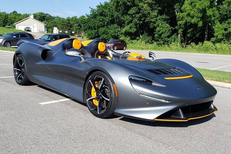 Động cơ tạo ra công suất tối đa 804 mã lực và mô-men xoắn cực đại 800 Nm. Toàn bộ sức mạnh này được truyền đến cầu sau thông qua hộp số 7 cấp ly hợp kép, giúp McLaren Elva có thể tăng tốc từ vị trí xuất phát lên 100 km/h trong thời gian chưa đầy 3 giây và đến 200 km/h trong 6,7 giây. Ở phiên bản không kính lái, xe được trang bị hệ thống kiểm soát khí lưu thông minh (AAMS) giúp không khí đi ngược lên trên, qua khoang lái của xe và thoát ra ở khe gió trên nắp ca-pô với vận tốc cao giúp người ngồi trong xe không bị khó chịu.