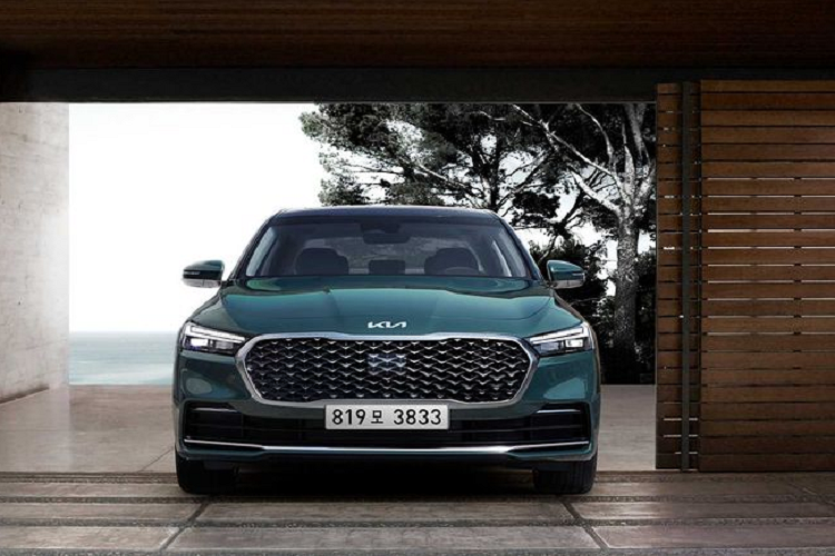 Tuy nhiên, đến bây giờ, hãng mới chịu công bố phần đáng mong đợi nhất của mẫu xe sang Kia K900 2022 - nội thất. Chiếc sedan cao cấp sẽ không dùng màn hình thông tin giải trí 12,3 inch như trước đây nữa, mà thay bằng màn hình 14,5 inch tương tự trên một số mẫu xe Genesis.