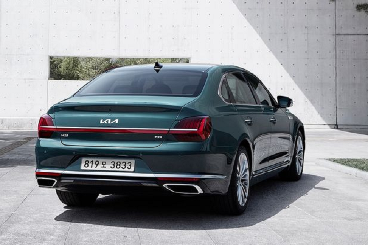 "Đối trọng" của Mercedes-Benz S-Class cũng rất quan tâm tới việc đem đến một không gian yên tĩnh và thư giãn tối đa cho hành khách ngồi trong xe. Đó là lý do chiếc sedan cỡ lớn được lắp đặt hệ thống kính cách âm cải tiến, trang bị ghế lái "Ergo Motion" và ghế VIP mở rộng ở phía sau (ghế bên phải).