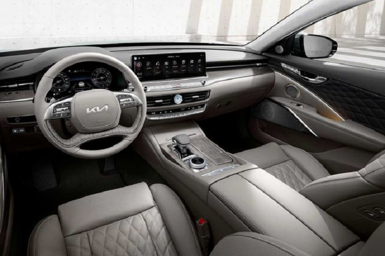 Vài tuần trước, Kia K900 2022 mới (K9) bản nâng cấp mới nhất đã được ra mắt tại thị trường Hàn Quốc với kiểu dáng sang trọng và tinh tế hơn so với mẫu xe tiền nhiệm. Xe có lưới tản nhiệt mới và rộng hơn, có các chi tiết mạ crôm hình chữ V, đèn pha mảnh, góc cạnh, cản trước lớn, đường thân xe mới và bộ mâm 19 inch thiết kế độc đáo.