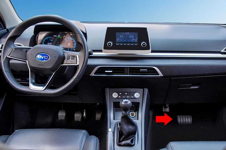 Điểm khác biệt lớn nằm ở nội thất khi chiếc xe điện này có trang bị cần số, phanh tay như xe động cơ đốt trong. Bên ghế lái phụ cũng có chân phanh để người hướng dẫn có thể can thiệp khi cần