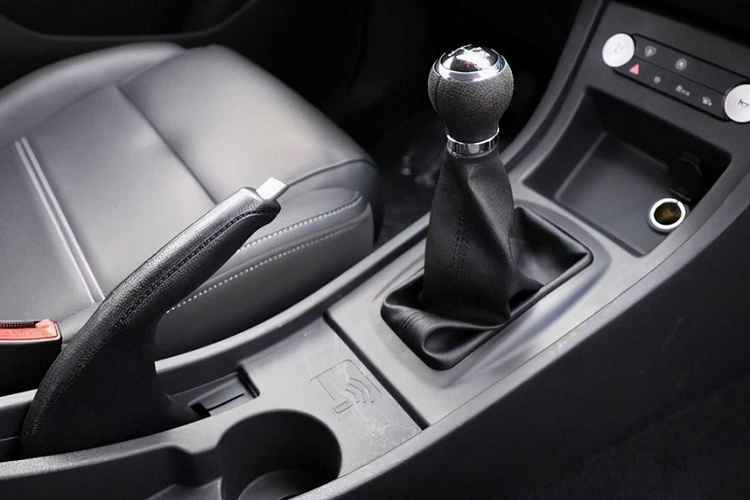 Nó cũng lắp đặt cả chân phanh bên ghế lái phụ, gương chiếu hậu phụ, và công tắc còi phụ. Không rõ tổng thể hệ thống của chiếc xe điện đặc biệt này sẽ hoạt động và thể hiện ra sao, và khiến người ta đặt ra những câu hỏi như làm thế nào để dạy tài xế biết cách khởi hành êm ái và không làm nghẹt động cơ. Những thay đổi khác là phanh tay điện tử thay cho phanh tay cơ học.