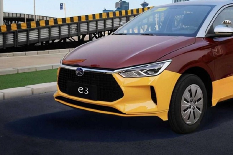 Phiên bản xe điện BYD e3 số sàn có thiết kế giống bản tiêu chuẩn trước đây, ngoại trừ lớp sơn 3 tông màu bắt mắt thường được sử dụng ở các trường dạy lái xe ở Trung Quốc. Điểm khác biệt lớn của xe mới là nằm ở nội thất khi nó loại bỏ thiết lập 1 cấp số điển hình của xe điện và bổ sung cần số thường thấy ở xe động cơ đốt trong và bộ ly hợp thấy ở xe hộp số sàn. Nói một cách khác, nó không có hộp số sàn thật mà thay vào đó là một cơ chế chuyển sổ mô phỏng hộp số 5 cấp.