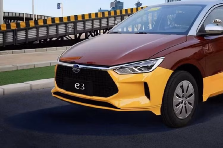 Phiên bản xe điện BYD e3 số sàn có thiết kế giống bản tiêu chuẩn trước đây, ngoại trừ lớp sơn 3 tông màu bắt mắt thường được sử dụng ở các trường dạy lái xe ở Trung Quốc. Điểm khác biệt lớn của xe mới là nằm ở nội thất khi nó loại bỏ thiết lập 1 cấp số điển hình của xe điện và bổ sung cần số thường thấy ở xe động cơ đốt trong và bộ ly hợp thấy ở xe hộp số sàn. Nói một cách khác, nó không có hộp số sàn thật mà thay vào đó là một cơ chế chuyển sổ mô phỏng hộp số 5 cấp.