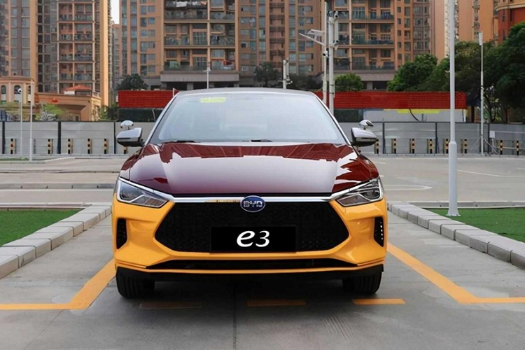 Xe điện BYD e3 số sàn có 4 chế độ lái: tiết kiệm, giảng dạy, khóa ga, và thể thao. Các chế độ này đáp ứng các tình huống dạy lái và mức độ sử dụng khác nhau. Nó chỉ có thể được bán cho các trường dạy lái và có giá 131.800 nhân dân tệ (khoảng 470 triệu đồng), trang bị một cụm pin Blade 38 kWh với cự li di chuyển 350 km.