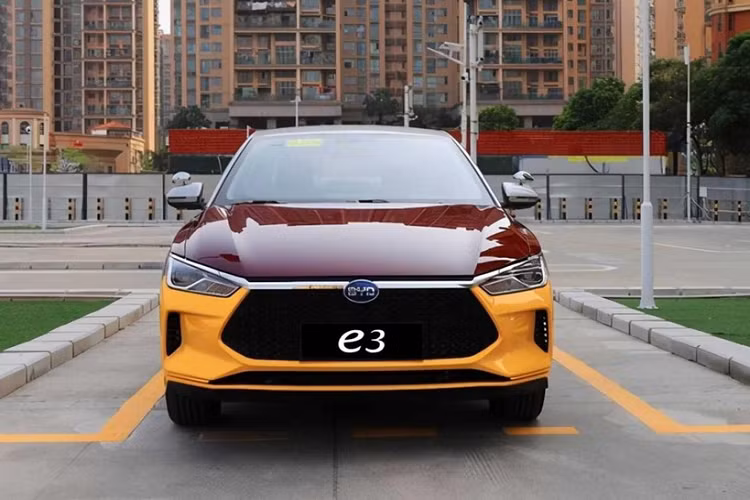Xe điện BYD e3 số sàn có 4 chế độ lái: tiết kiệm, giảng dạy, khóa ga, và thể thao. Các chế độ này đáp ứng các tình huống dạy lái và mức độ sử dụng khác nhau. Nó chỉ có thể được bán cho các trường dạy lái và có giá 131.800 nhân dân tệ (khoảng 470 triệu đồng), trang bị một cụm pin Blade 38 kWh với cự li di chuyển 350 km.