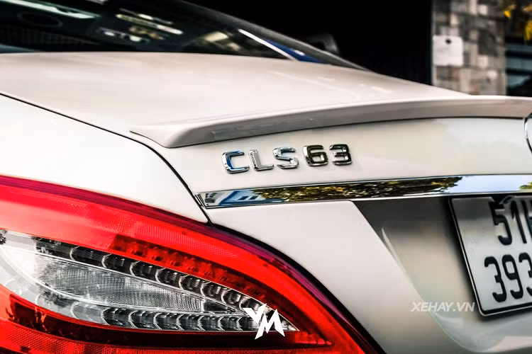 Tựu chung lại, mẫu xe sang Mercedes-AMG CLS 63 trong bài viết là một chiếc xe hội tụ đầy đủ 3 yếu tố mà các đại gia Việt đều yêu thích. Đó chính là sự sang trọng theo đúng tiêu chuẩn thương hiệu "Ngôi sao ba cánh", độ hiếm và độc đáo mỗi khi xuất hiện trên đường phố cùng khả năng vận hành đầy uy lực, luôn sẵn sàng đáp ứng mọi nhu cầu về tốc độ cho chủ nhân.