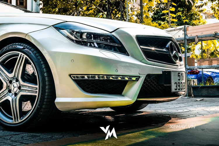 Ở phần ngoại thất, Mercedes-AMG CLS 63 mang thuần dòng máu AMG chính hiệu với bộ body-kit hầm hố và thể thao.