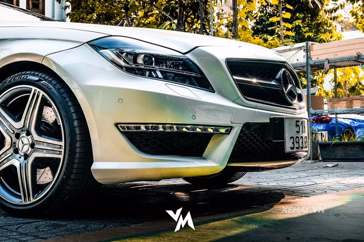 Ở phần ngoại thất, Mercedes-AMG CLS 63 mang thuần dòng máu AMG chính hiệu với bộ body-kit hầm hố và thể thao.